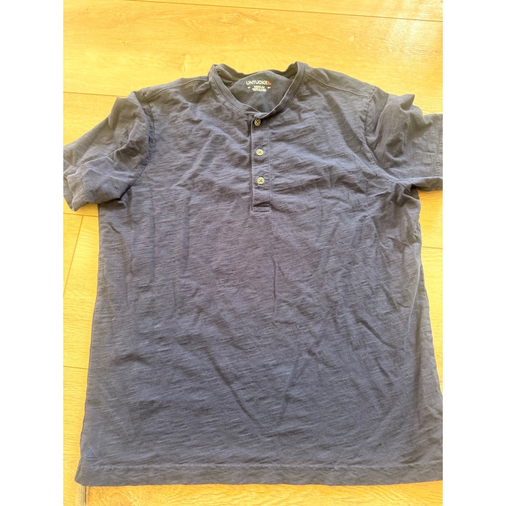 UNTUCKit Henley Shirt Mens Medium Blue Slub Cotton Short Sleeve 3-Button Tee 380